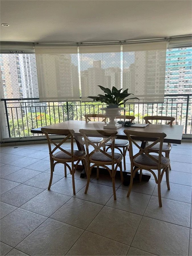 Apartamento em condomínio clube no Campo Belo