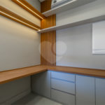 Indaiatuba - SP - Condominio Dona Lucilla - Valor R$2.295.000,00 - 3 suítes + escritório + lavabo - Terreno: 300m2 - Construção: 188m2 - Diferenciais - Móveis planejados no escritório, sala de TV, lavabo, cozinha, área gourmet, lavanderia, banheiros e closet - Ar condicionado em todos os ambie