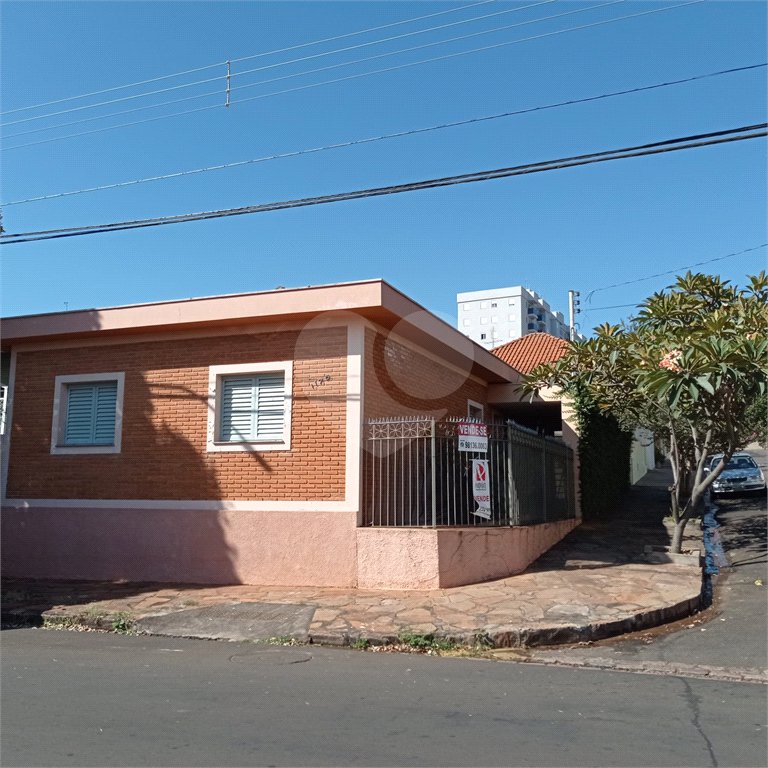 Linda casa no centro com 3 quartos.