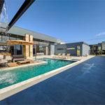Indaiatuba - Quintas da Terracota - 1252 m² de terreno - casa térrea com 514 m² de área construída -3 vagas de garagem cobertas e 3 descobertas Lavabo - Sala de estar e jantar amplas e integradas - Escritório privativo - Cozinha toda equipada com geladeira, forno, micro-ondas, lava-louças,