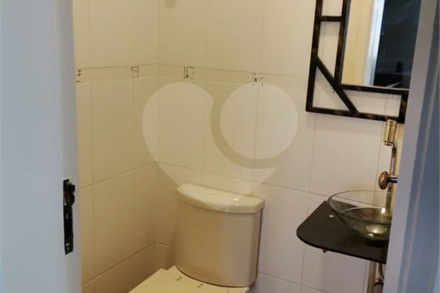 Linda cobertura Duplex om 3 dormitórios, sendo uma suíte com armários e ar condicionado e 2 vagas .