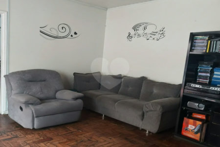 Casa térrea com 300m², 120m² de área construída, 2 quartos, vaga para 3 carros, à venda em Pirituba