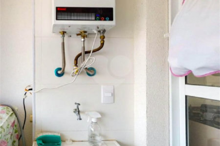Apartamento no Cambuci, de 46m2 com 1 dormitório, cozinha com armários, sala com varanda e 1 vaga