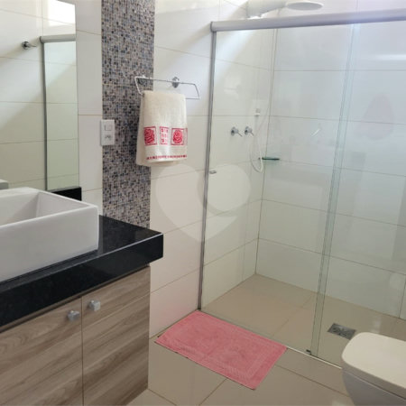 Casa térrea com 2 dormitórios, sendo 1 suíte.