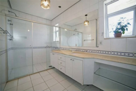 Casa à venda ou para alugar com 5 quartos, sendo 3 suítes, no condomínio Villa Florida, São Paulo - SP