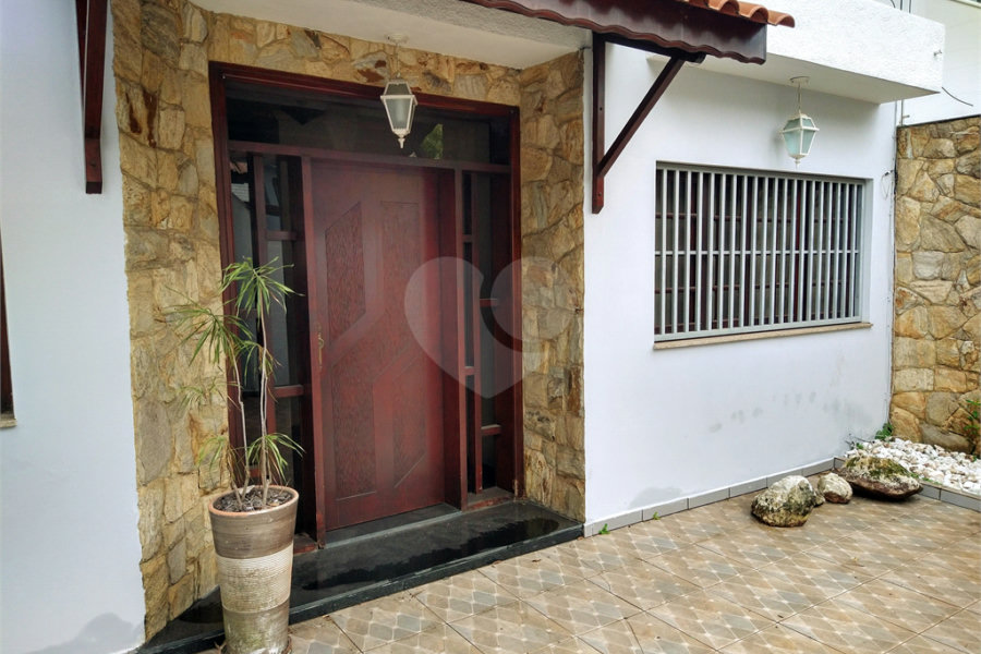 SOBRADO DE 426,0 M² COM 04 SUITES, SALÃO DE FESTAS, 06 VAGAS,06 BANHEIROS E PISCINA PARA LOCAÇÃO OU VENDA NO BARRO BRANCO