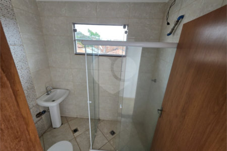 Casa térrea à venda no Douradinho com 2 quartos e edícula com mais dois quartos e 2 banheiros.