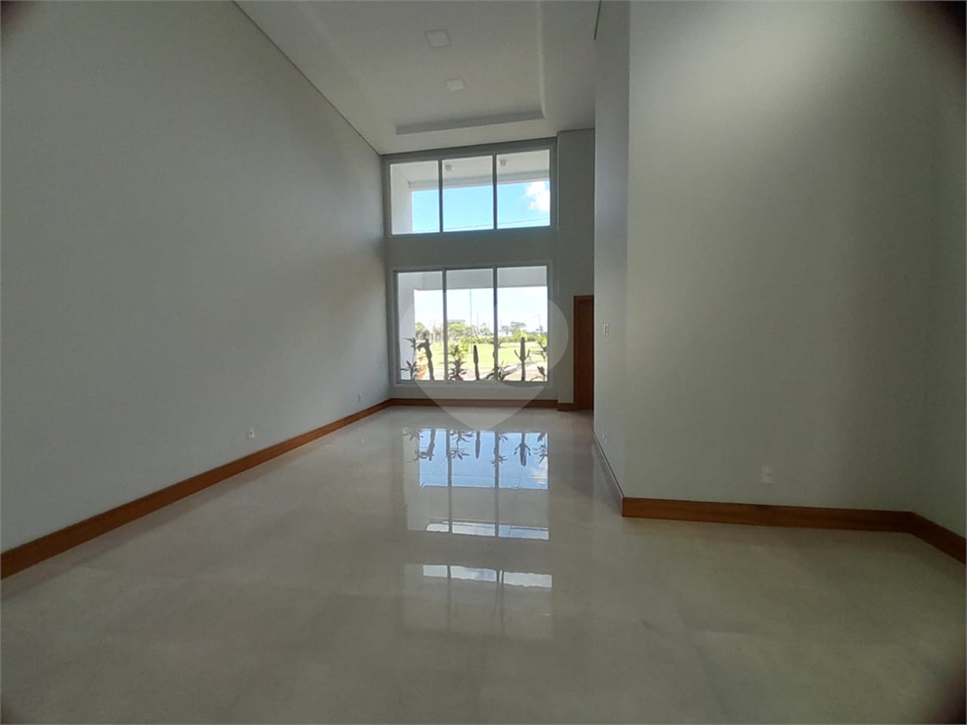 Belíssima Casa à Venda no Condomínio Damha IV