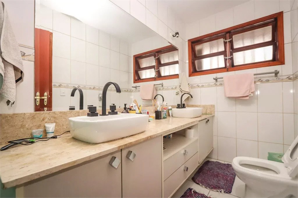 Sobrado à venda com 5 quartos, sendo 1 suíte, em Vila Sônia, São Paulo, SP