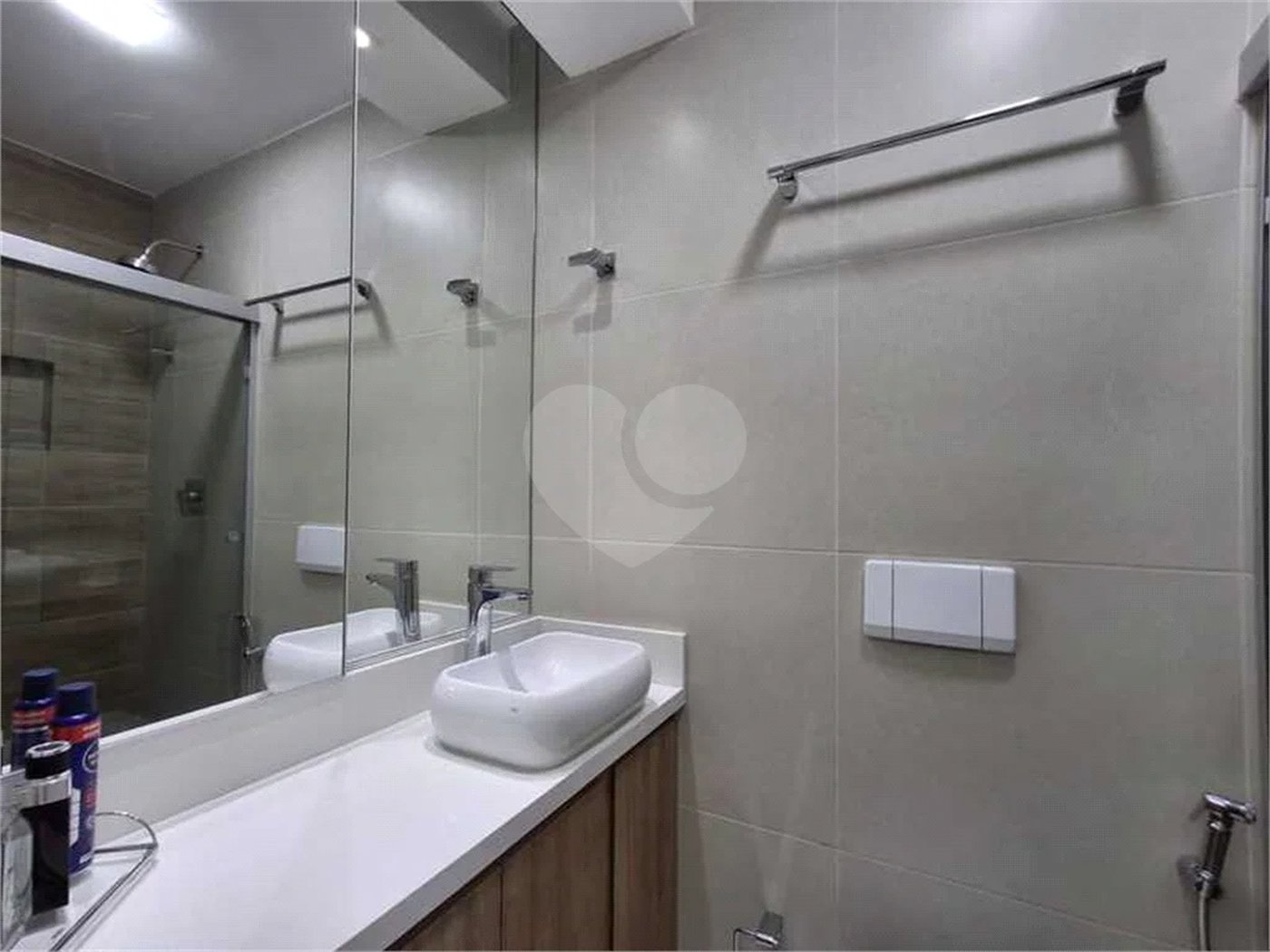 Apartamento totalmente decorado em Moema com 70 m2 , 2 quartos, 2 suítes e 2 vagas, ambientes com ar condicionado.