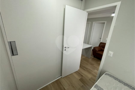 Apartamento com dois dormitórios, sem vaga de garagem, 2 minutos da estação Republica