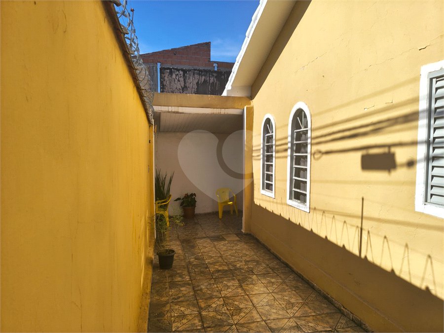 Linda Casa com Comercio ao lado independente.
