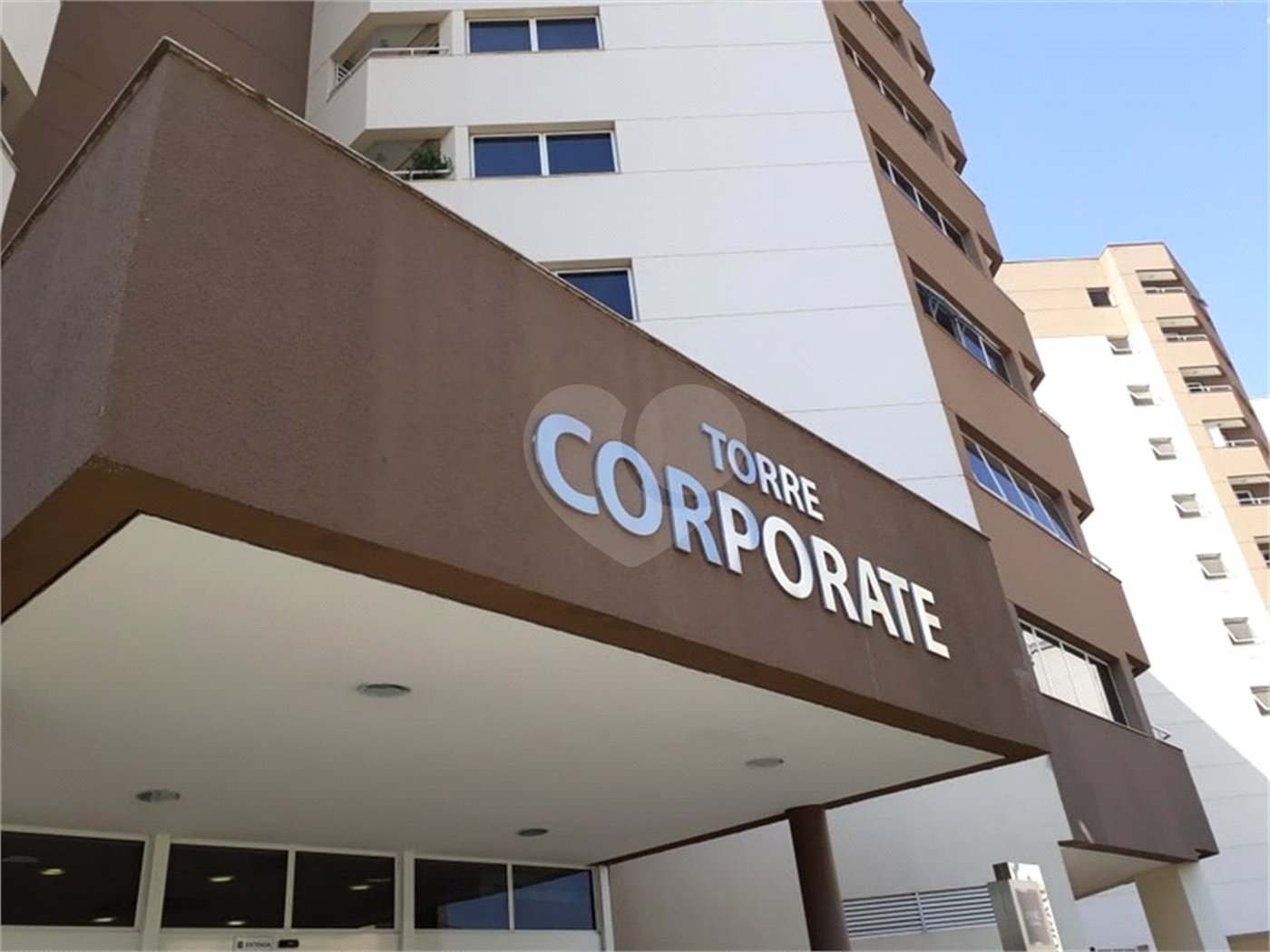 Sala Comercial - Office Premium - Indaiatuba - Venda - Torre Corporate - 7º andar - Complexo Office Premium de 3 torres de salas comerciais, um shopping e um conjunto residencial. Sala sem os moveis das fotos, Dois subsolos de garagem, além de garagem no térreo. Área da unidade: 39,99m2