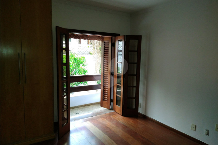 SOBRADO DE 426,0 M² COM 04 SUITES, SALÃO DE FESTAS, 06 VAGAS,06 BANHEIROS E PISCINA PARA LOCAÇÃO OU VENDA NO BARRO BRANCO