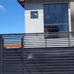 Sobrado Novíssimo à Venda – 3 Dormitórios, Suíte, Quintal e 6 Vagas – 132m² de Terreno