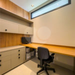 Indaiatuba - Quintas da Terracota - 1252 m² de terreno - casa térrea com 514 m² de área construída -3 vagas de garagem cobertas e 3 descobertas Lavabo - Sala de estar e jantar amplas e integradas - Escritório privativo - Cozinha toda equipada com geladeira, forno, micro-ondas, lava-louças,