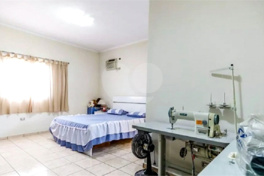 sobrado de 3 andares, sendo o terceiro andar de lazer com churrasqueira, um salão amplo e varanda