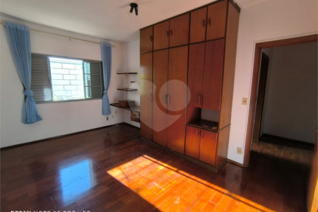 Casa á venda na Avenida Pau Brasil.