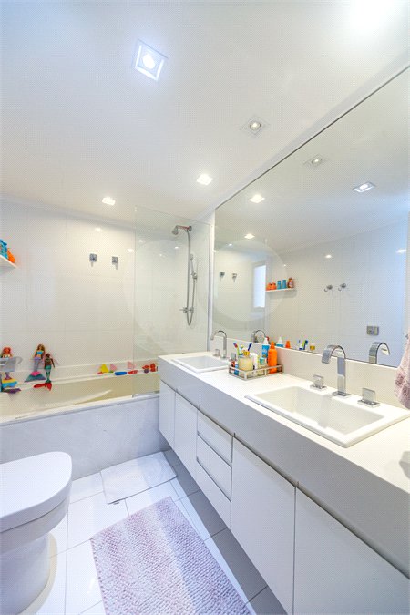 Apartamento de 149,51m2, 3 dormitórios, 1 suíte, toalete social, living 2 ambientes, 2 vagas fixas e lazer completo em Higienópolis.