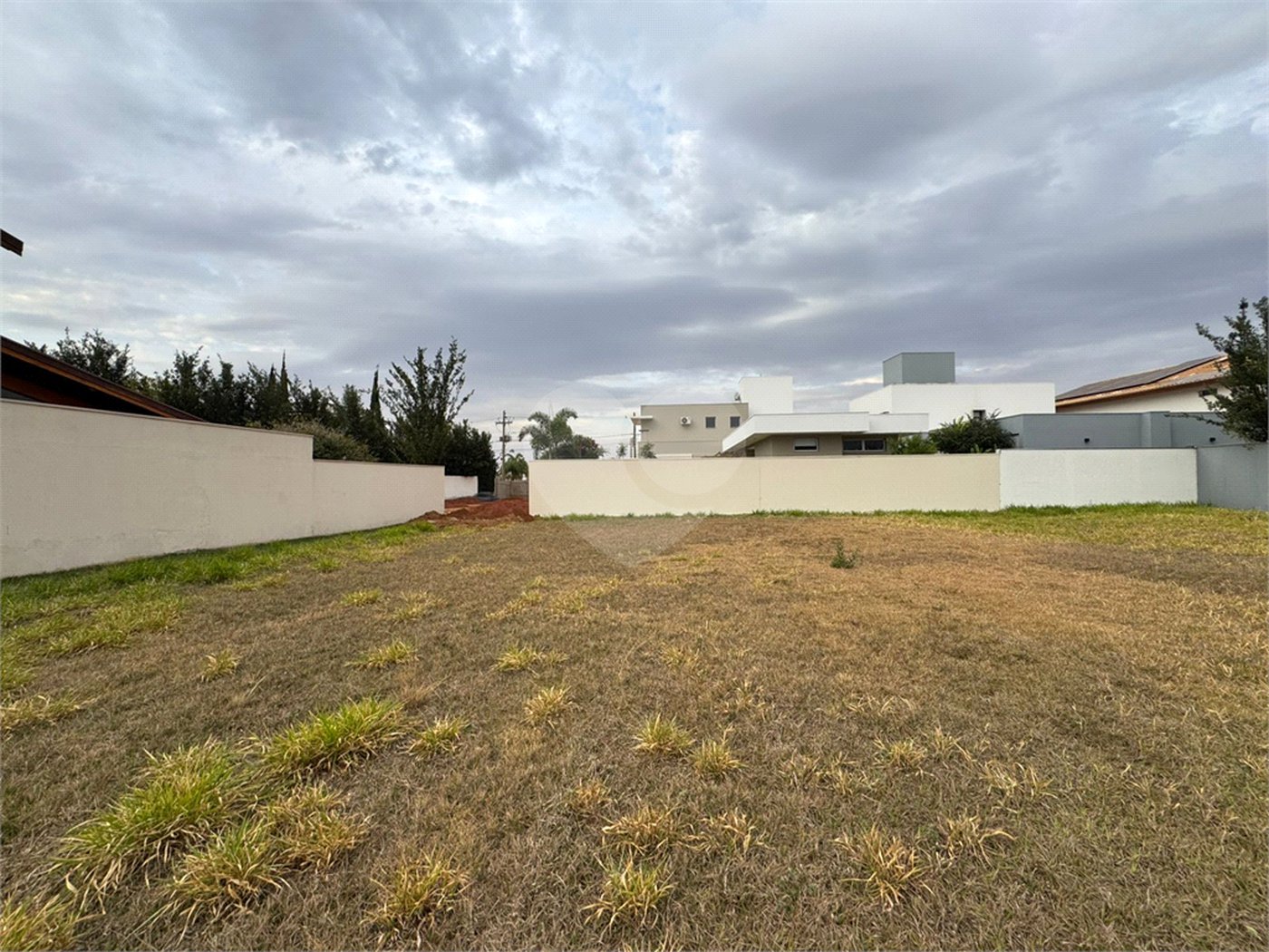 Terreno de 480m2 á venda, no condomínio Damha I, em São Carlos.