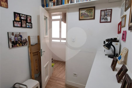 Amplo apartamento à venda totalmente reformado, sala ampliada, quarto, escritório, cozinha integrada e banheiro com box e banheira.