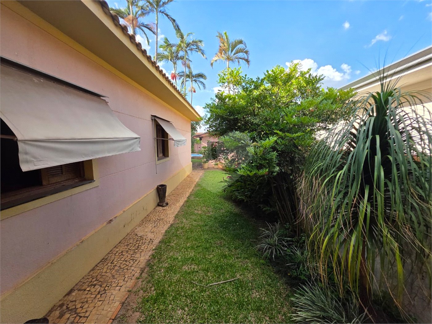 Casa Térrea 5 quartos bem localizada com piscina.