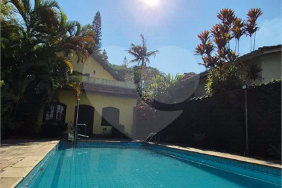 Casa com Piscina, Sauna e Edícula em Rua Arborizada no Tremembé