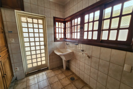 Casa Antiga, Charmosa e Muito Bem Localizada no Condomínio Faber Castell I á venda