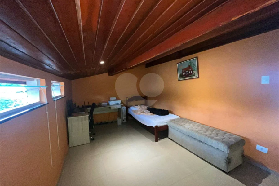 Casa ampla no bairro Terra Rica com 3 pavimentos e excelente estrutura.