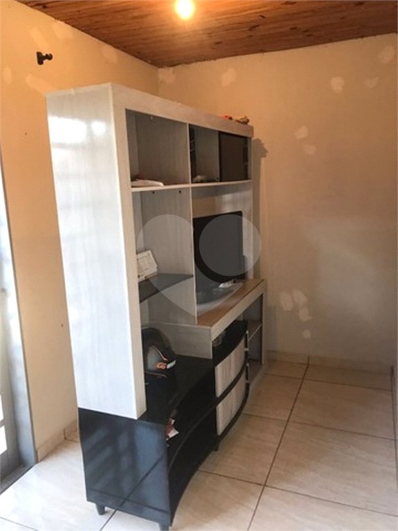 Casa térrea com 3 dormitórios, sendo 1 suíte.