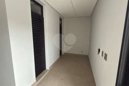 Sobrado de alto padrão no Swiss Park, totalmente reformado, com 4 suítes, piscina, elevador, espaço gourmet, 4 vagas e condomínio com lazer completo.