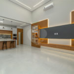 Indaiatuba - SP - Condominio Dona Lucilla - Valor R$2.295.000,00 - 3 suítes + escritório + lavabo - Terreno: 300m2 - Construção: 188m2 - Diferenciais - Móveis planejados no escritório, sala de TV, lavabo, cozinha, área gourmet, lavanderia, banheiros e closet - Ar condicionado em todos os ambie