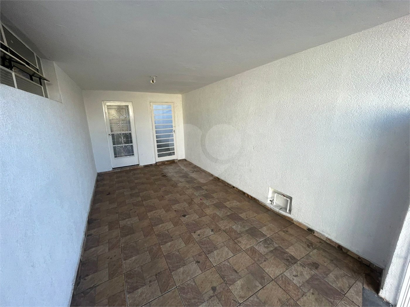 Casa térrea e salão comercial a venda no Jardim Bandeirantes.