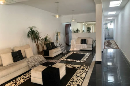 Sobrado de 242 m² com 3 Suítes e 4 Vagas de Garagem no Ipiranga