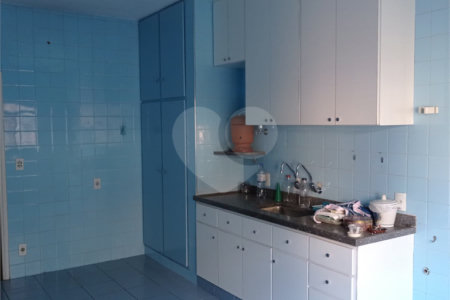 Linda casa no centro com 3 quartos.