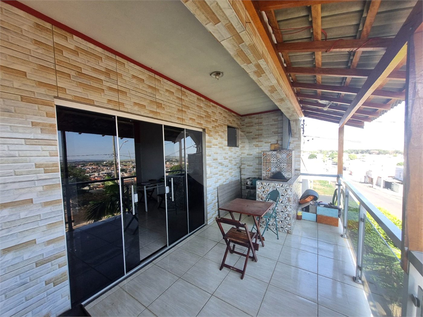 Sobrado 3 quartos e área comercial em baixo.