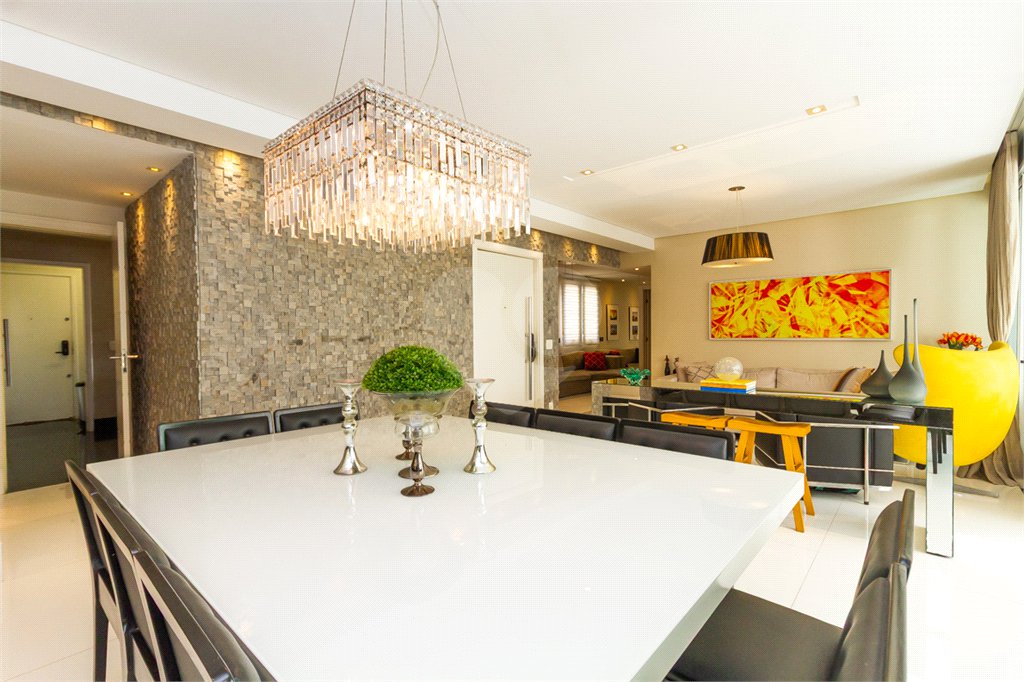 Apartamento de Alto Padrão no Campo Belo para venda com porteira fechada, com 4 dormitórios suítes e 4 vagas com lazer de club.