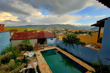Casa à venda em Atibaia com 5 dormitórios (1 suíte), piscina e área gourmet, 2 vagas garagem, avalia permuta e financiamento