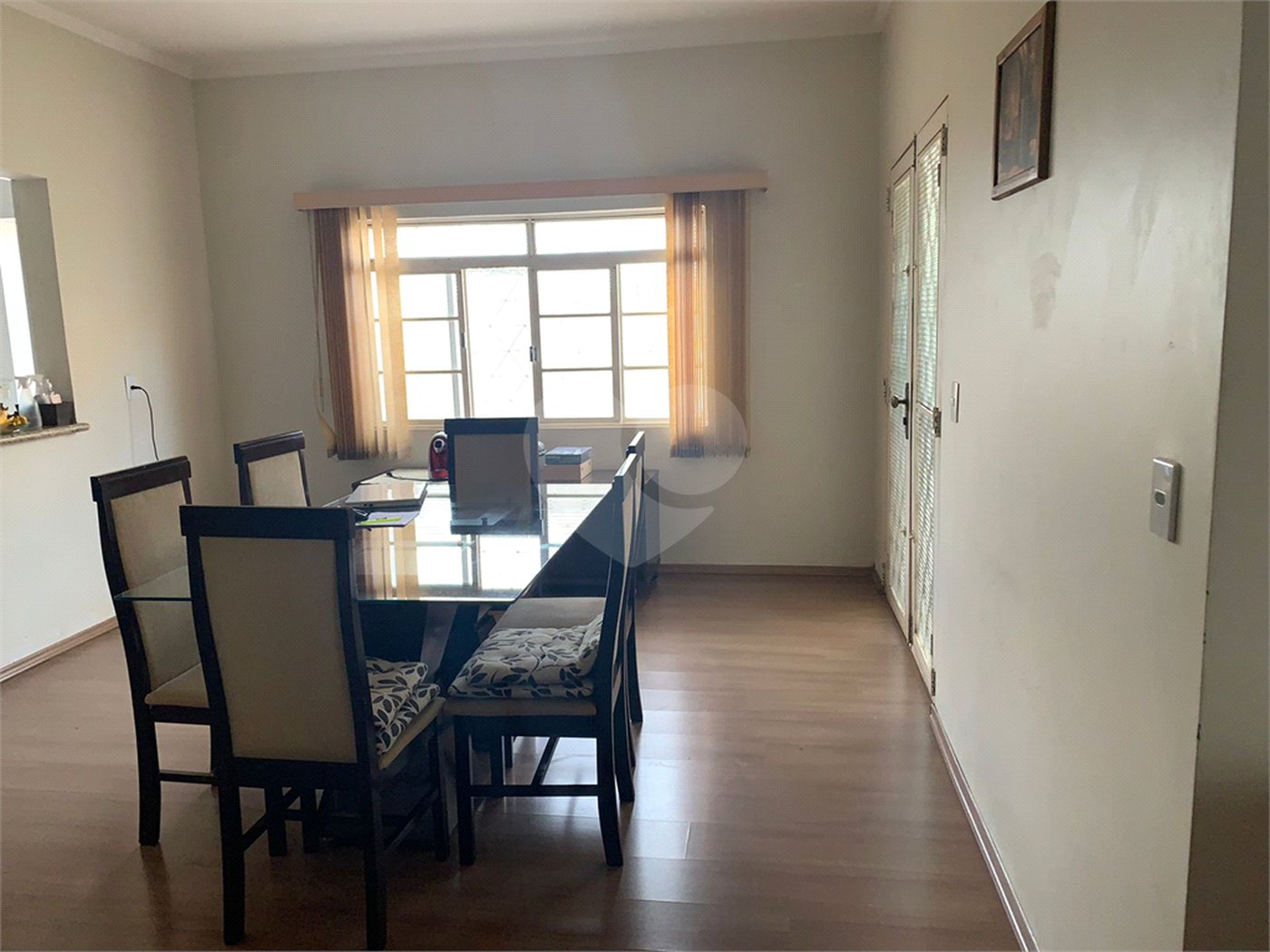 Casa térrea com 3 suítes.
