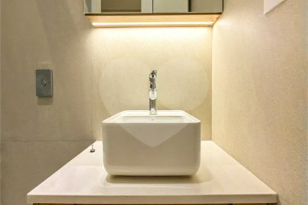 Indaiatuba - Condominio Sapezal - R$ 2.400.000,00 - Área Total 360,00 m² - Área Construída 213,32 m² - TÉRREA - 03 suítes sendo a master com closet; - Escritório; Lavabo; Cozinha com cooktop e planejados; Gourmet com churrasqueira; Ambientes preparados para ar condicionado; Piscina com cascata,