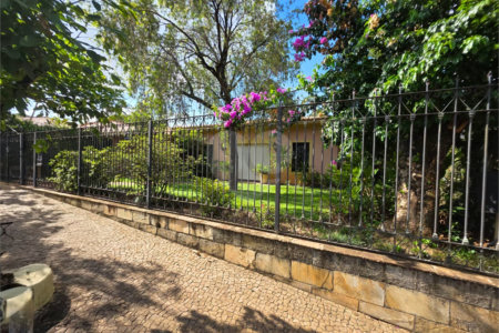 Casa Térrea 5 quartos bem localizada com piscina.