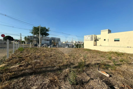 Terreno à venda em Jardim Esplanada - SP
