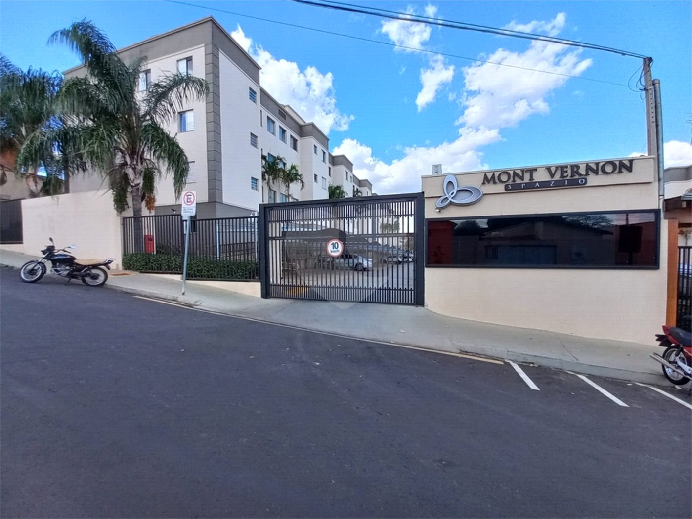 Apartamento no Condomínio Mont Vernon .