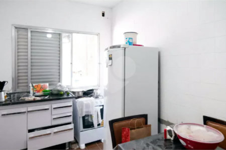 Casa à venda no Campo Belo de 200 metros quadrados, com 3 casas no terreno.