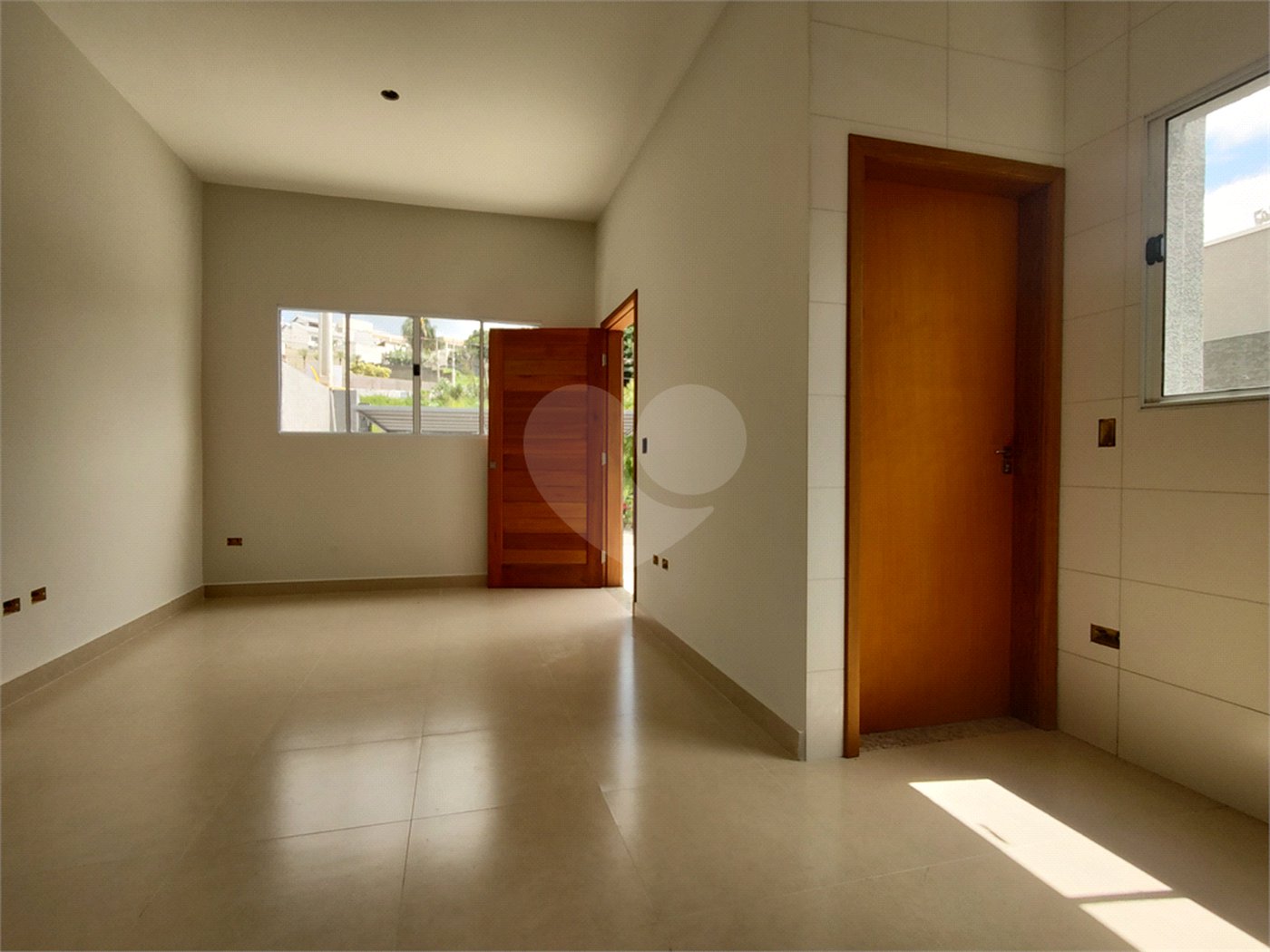 Casa térrea em Atibaia com 3 suítes, sala 2 ambientes, 2 vagas garagem, excelente localização, pronta para morar