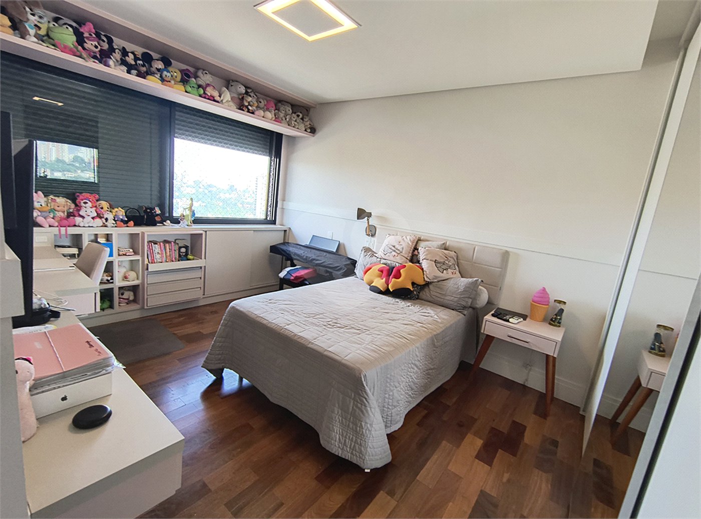 Este amplo apartamento de 290 m², completamente reformado, reúne sofisticação,