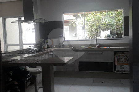 Sobrado à Venda no Condomínio Picollo Villagio com mobilha