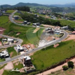 Terreno em condomínio fechado com 1.086 metros, pronto para construir, ampla área de lazer, aceita financiamento