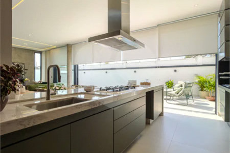 Indaiatuba - Condominio Villa Sapezal - 318 m² de Terreno - 230 m² de Área Construída - 3 suítes, sendo 1 Master com closet planejado - Sala de TV - Sala de estar integrada à Sala de jantar - Cozinha com móveis planejados - Despensa - Escritório planejado - Lavabo - Piscina com preparação para aquec