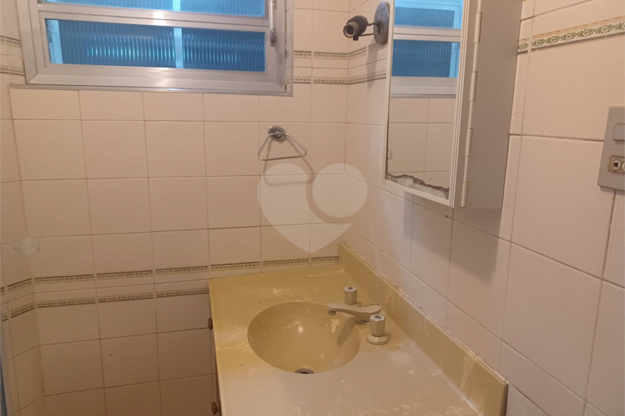 Apartamento super bem localizado, com 01 dormitório e armário embutido